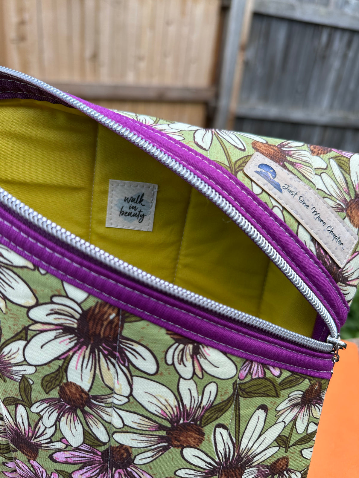 Booksleeve - Daisies